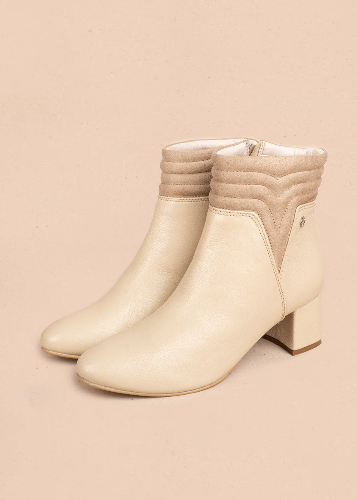 Botines en cuero color beige con detalle en gamuza 106664