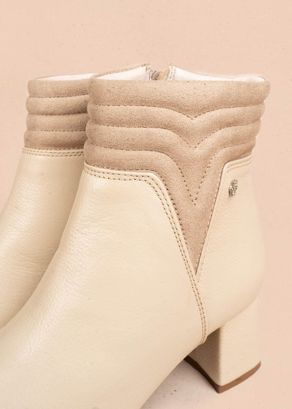 Botines en cuero color beige con detalle en gamuza 106664