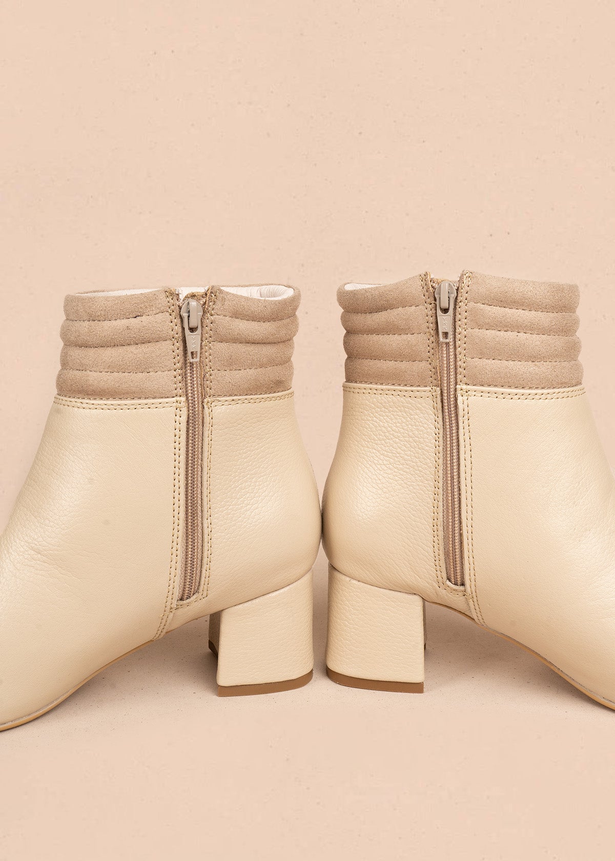 Botines en cuero color beige con detalle en gamuza 106664