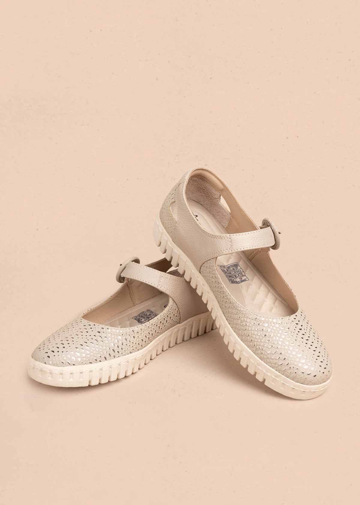 Zapatos cerrados en cuero color beige con caladas y suela flatform 106685