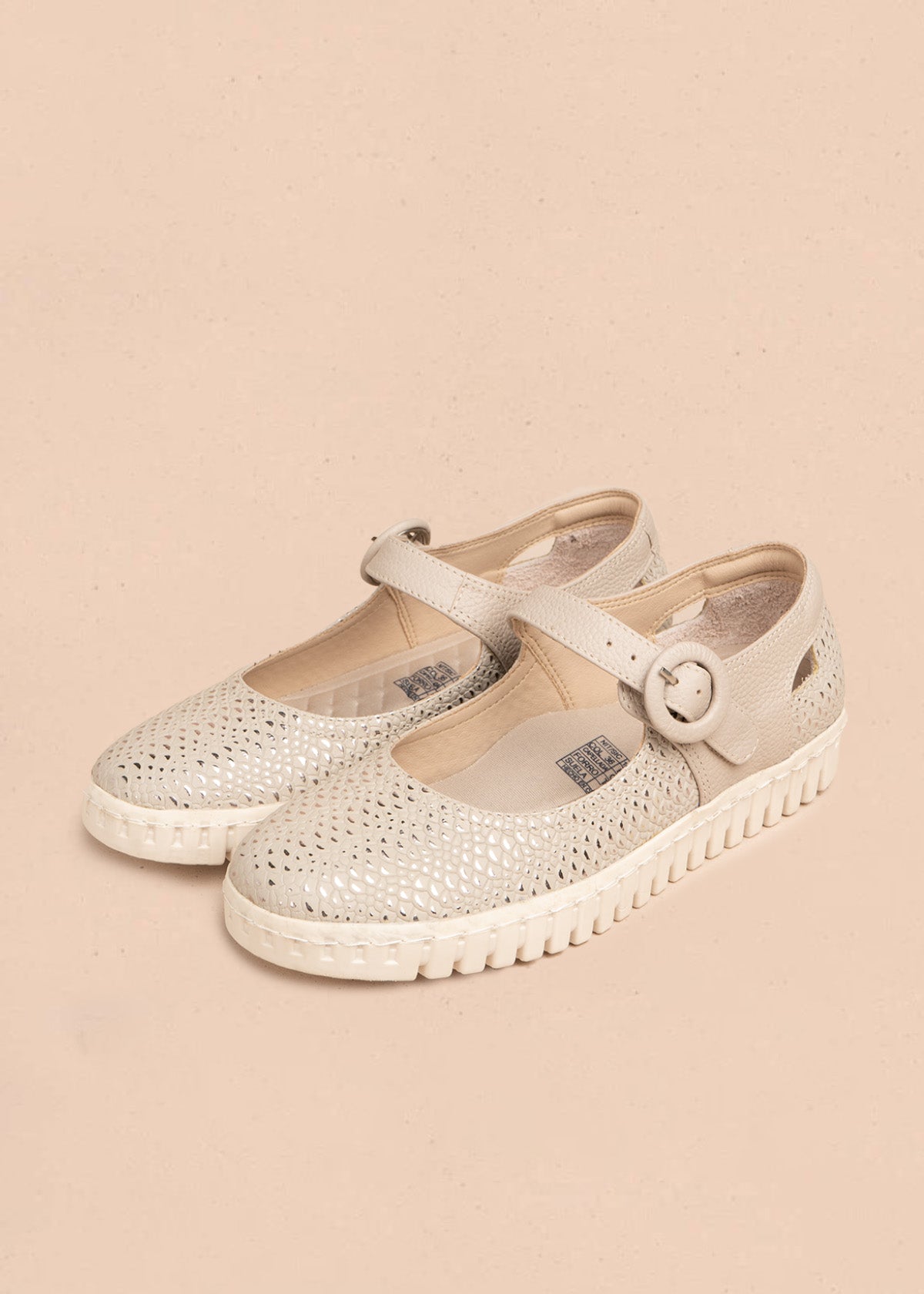 Zapatos cerrados en cuero color beige con caladas y suela flatform 106685