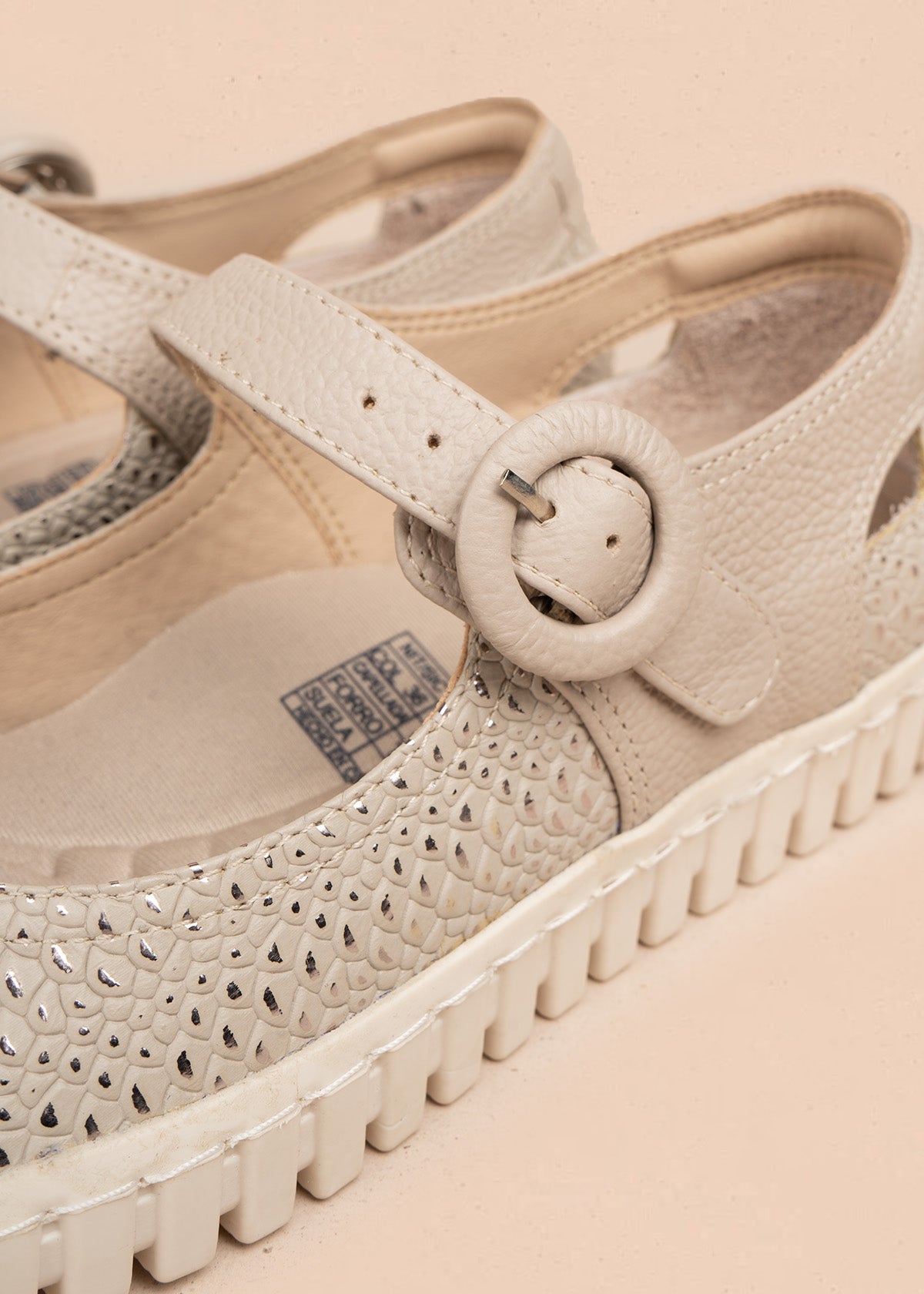 Zapatos cerrados en cuero color beige con caladas y suela flatform 106685