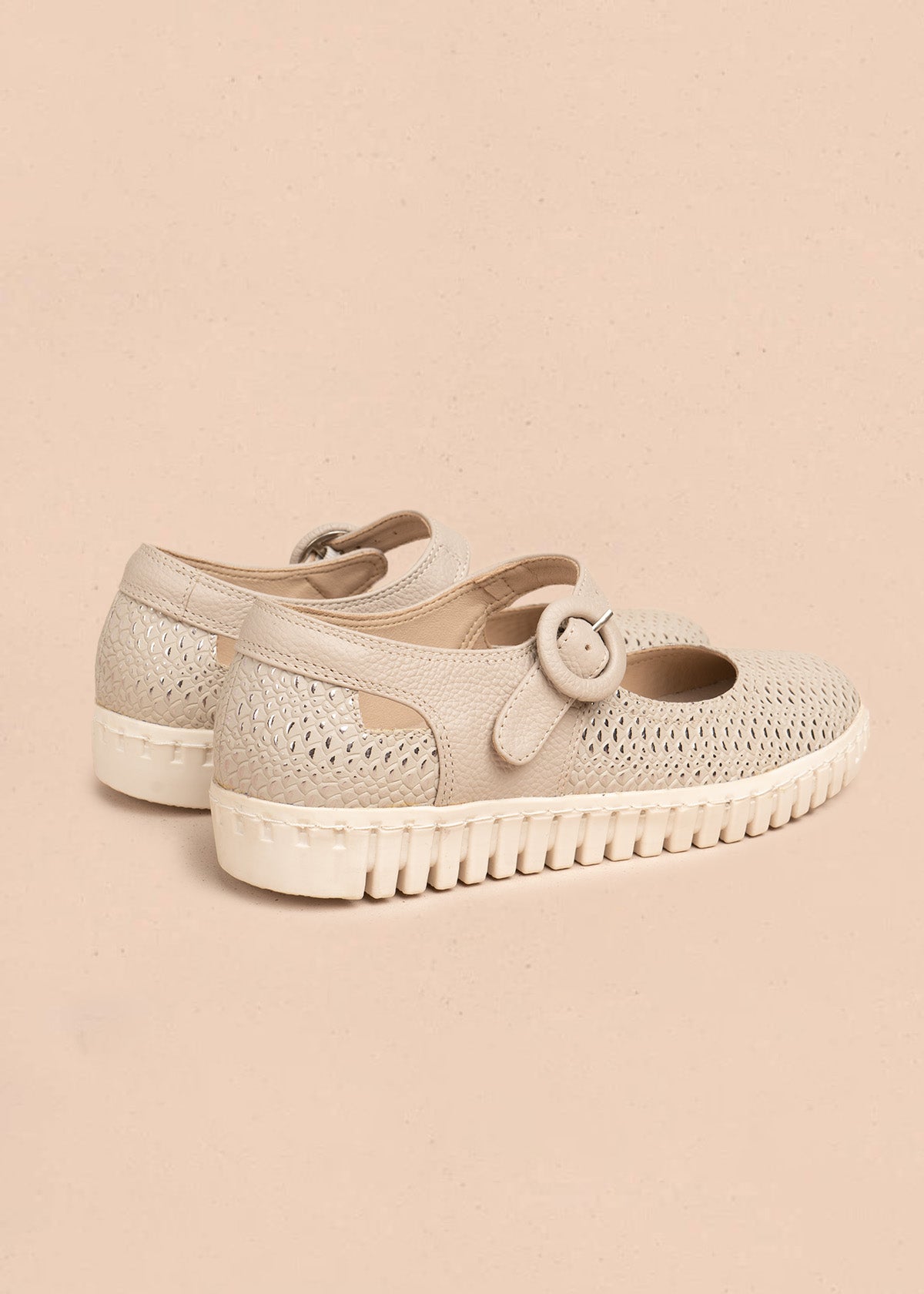 Zapatos cerrados en cuero color beige con caladas y suela flatform 106685