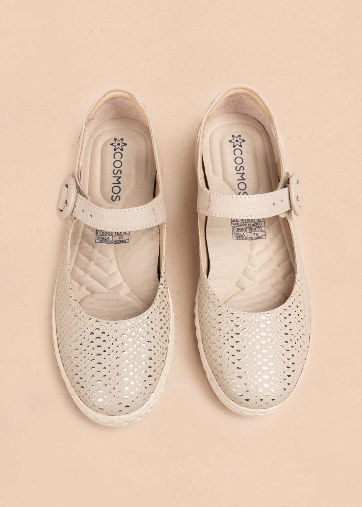 Zapatos cerrados en cuero color beige con caladas y suela flatform 106685