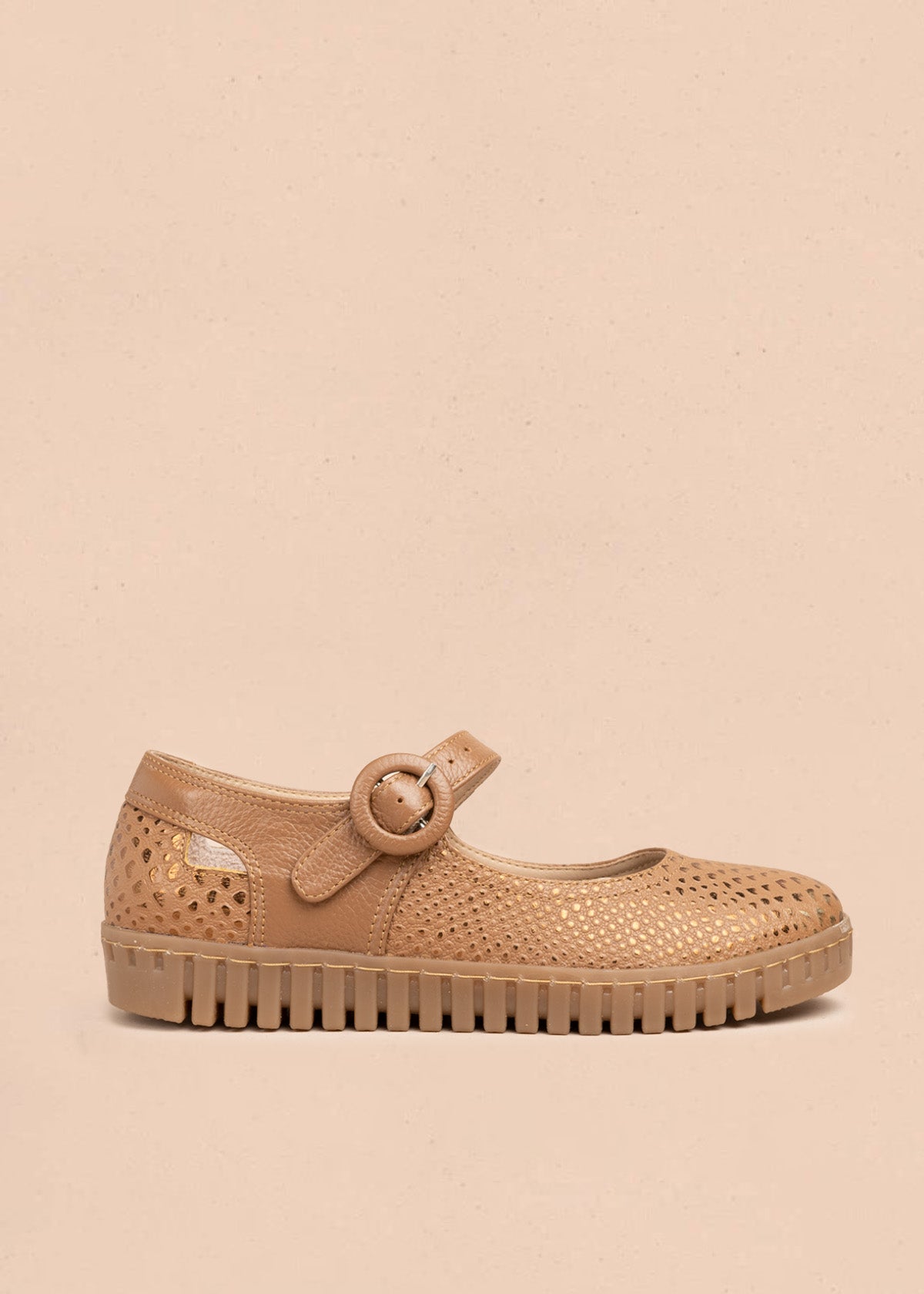 Zapatos cerrados en cuero color miel con caladas y suela flatform 106685