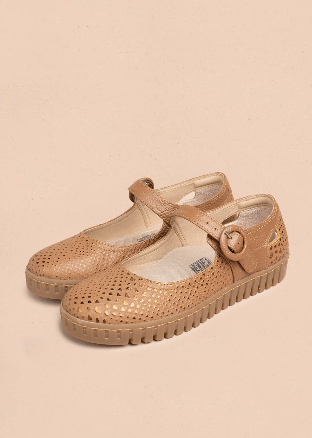 Zapatos cerrados en cuero color miel con caladas y suela flatform 106685