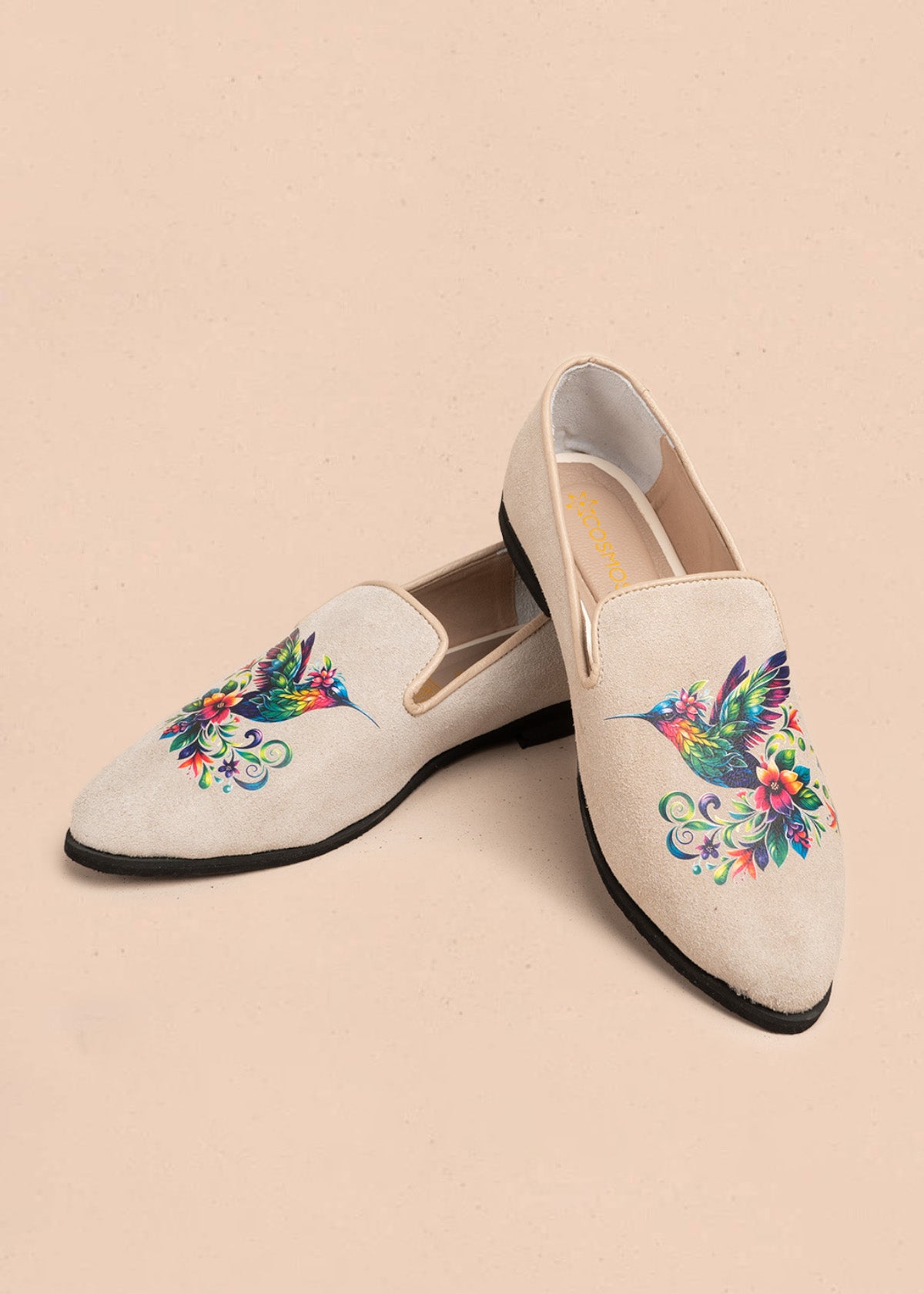 Zapato cerrado en cuero color arena con colibrí 106686