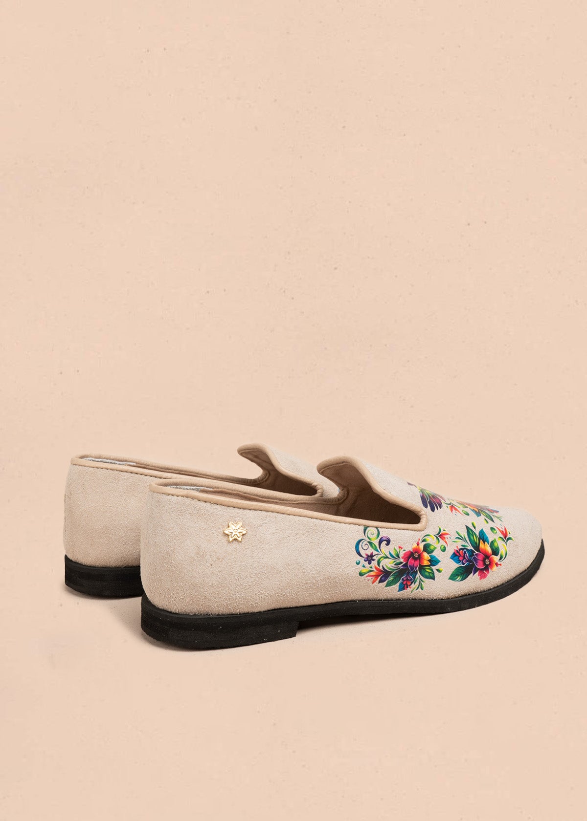 Zapato cerrado en cuero color arena con colibrí 106686