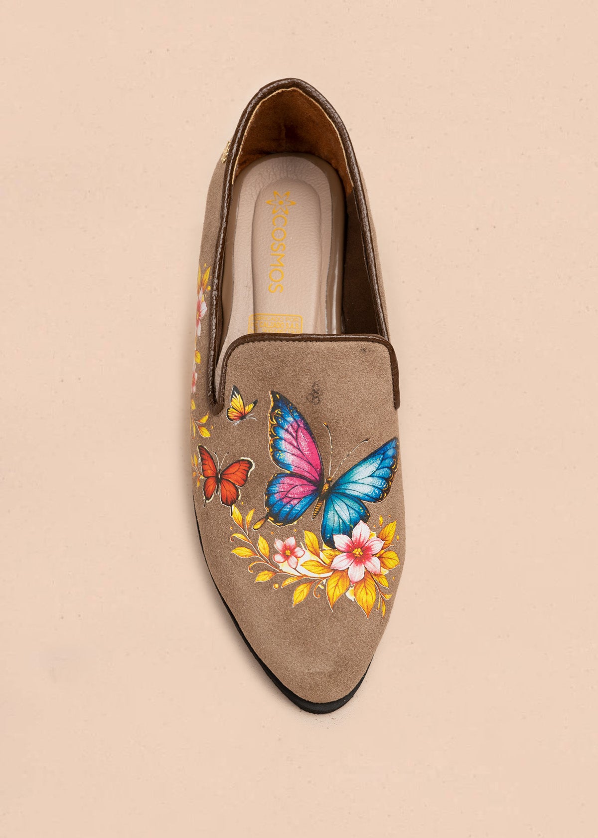 Zapato cerrado en cuero color marrón con mariposas 106687