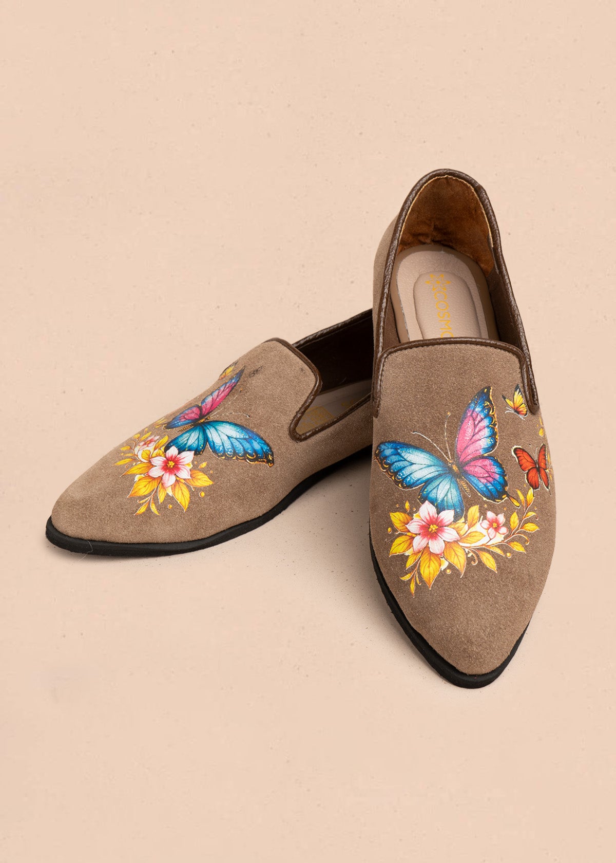 Zapato cerrado en cuero color marrón con mariposas 106687