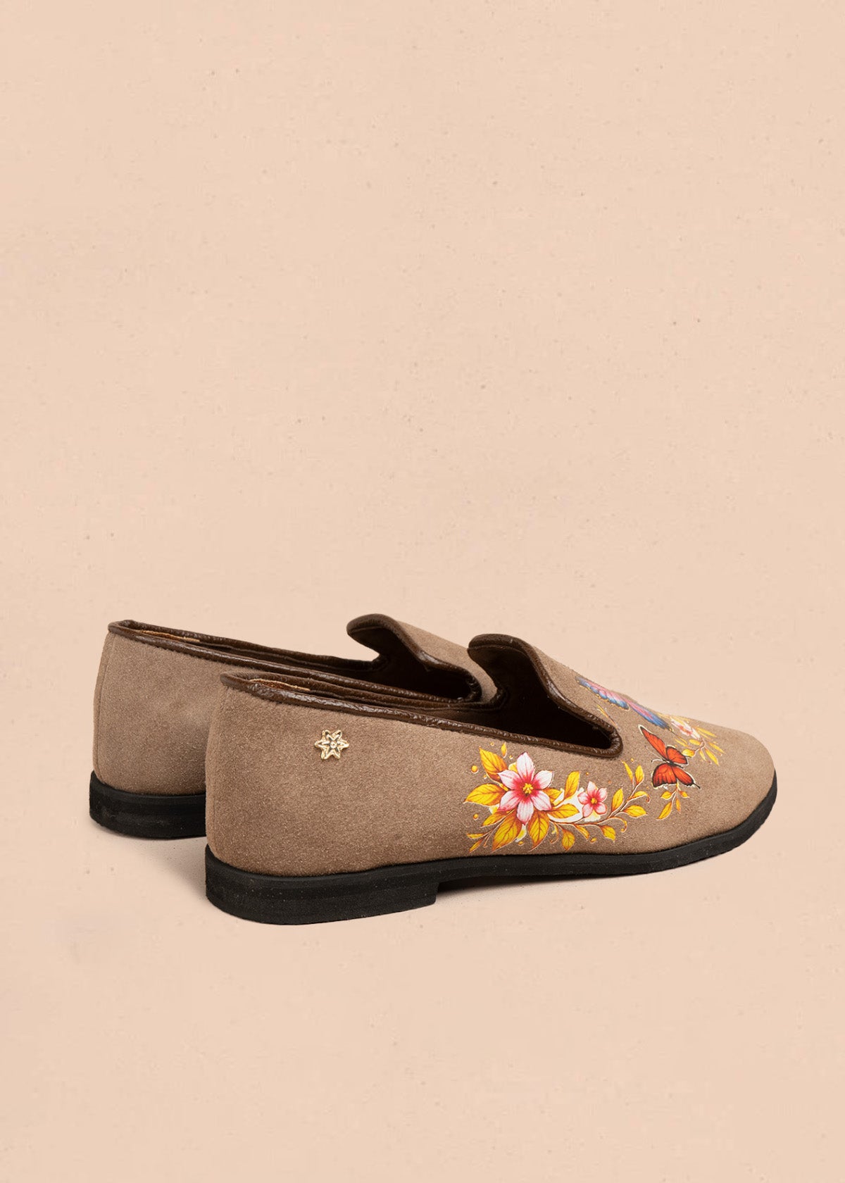 Zapato cerrado en cuero color marrón con mariposas 106687