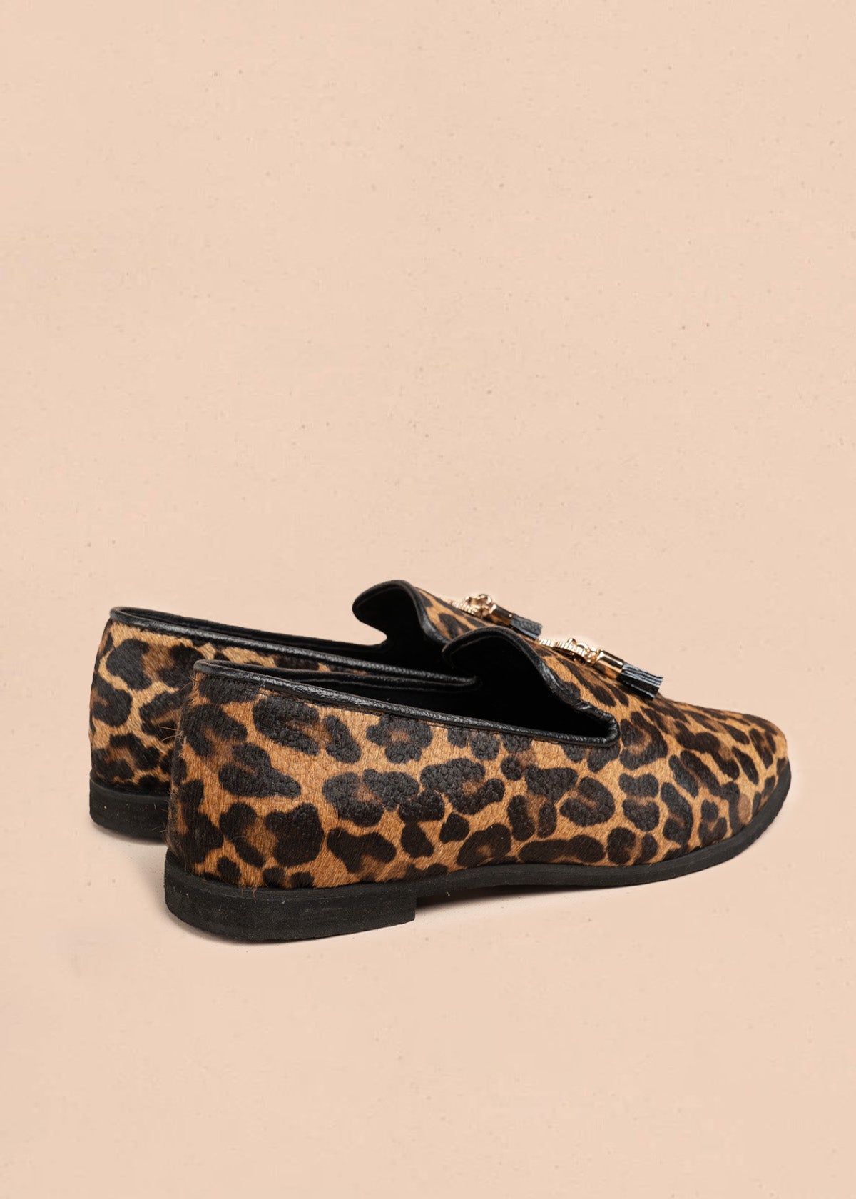 Zapato cerrado en cuero color miel con acabado animal print y borlas 106688