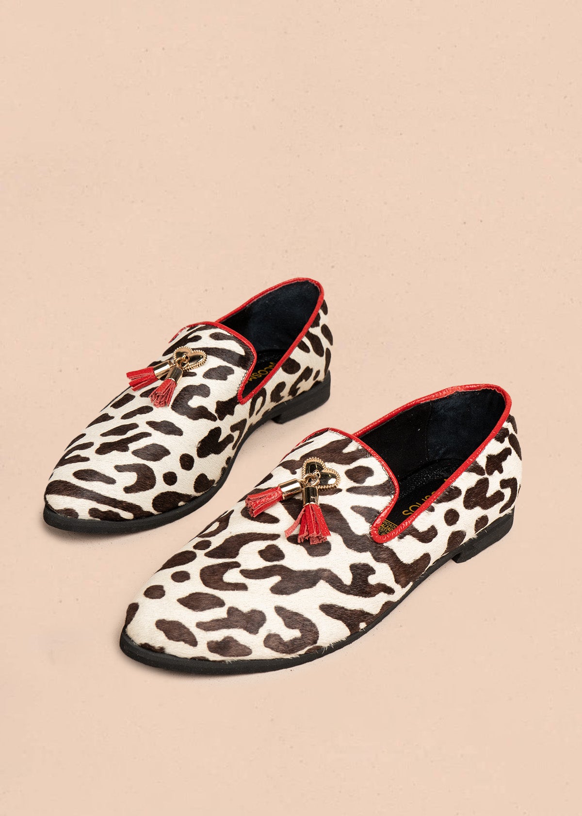 Zapato cerrado en cuero color blanco con acabado animal print y borlas 106688