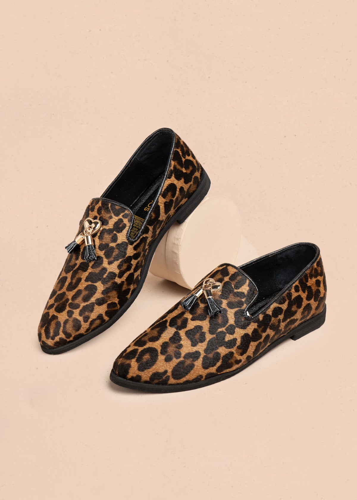 Zapato cerrado en cuero color miel con acabado animal print y borlas 106688