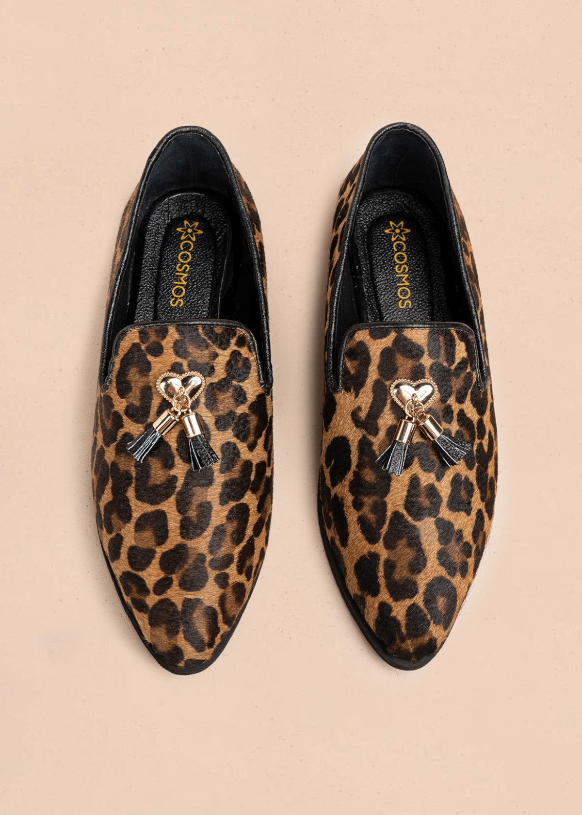 Zapato cerrado en cuero color miel con acabado animal print y borlas 106688