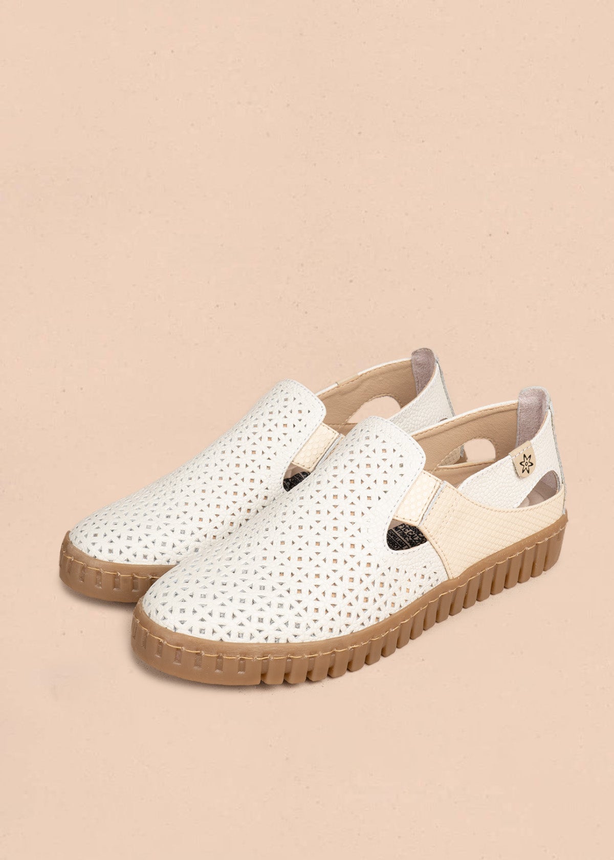 Zapatos de cuero perforado color beige con panel texturizado tipo cocodrilo 106692