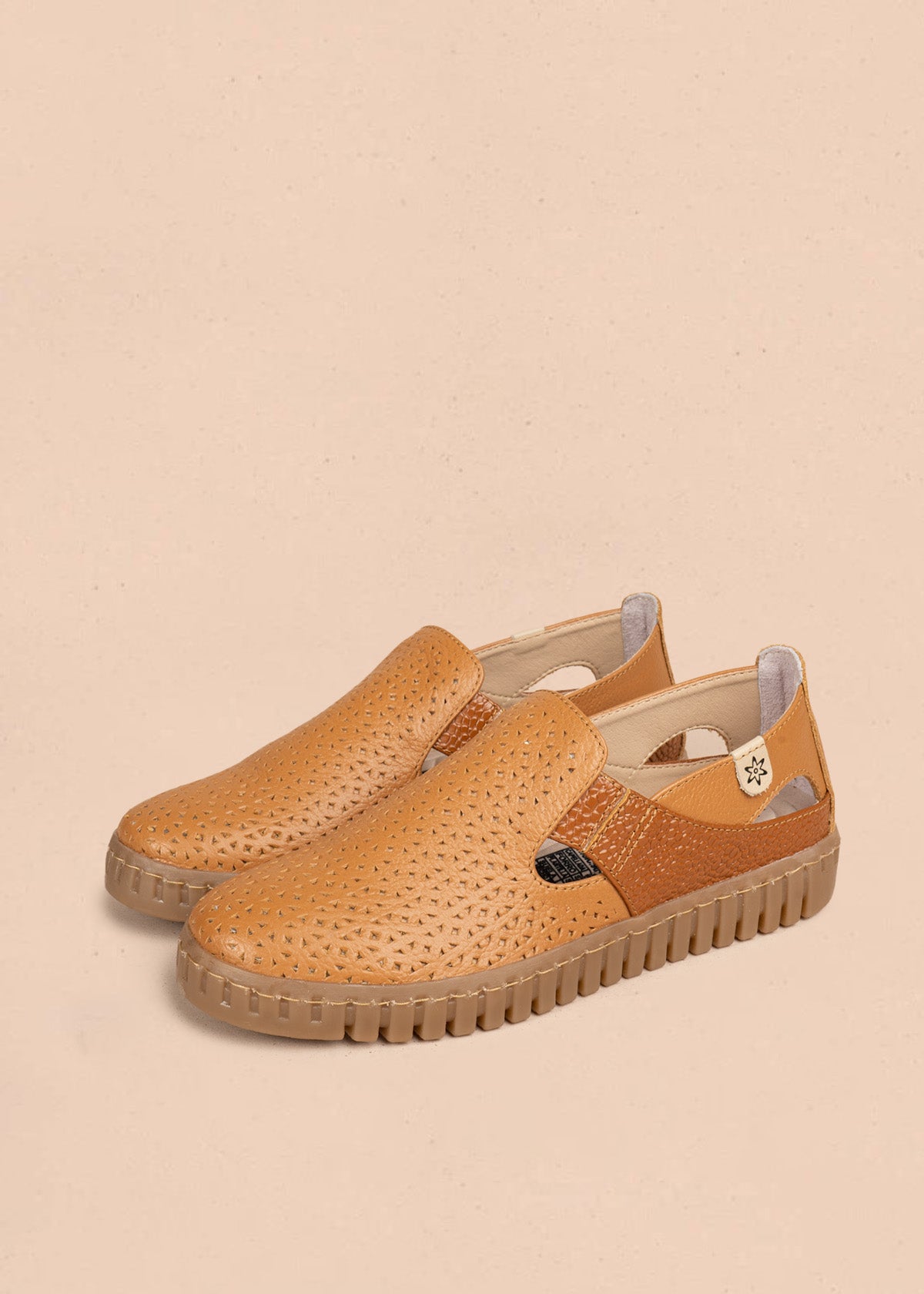 Zapatos de cuero perforado color miel con panel texturizado tipo cocodrilo 106692