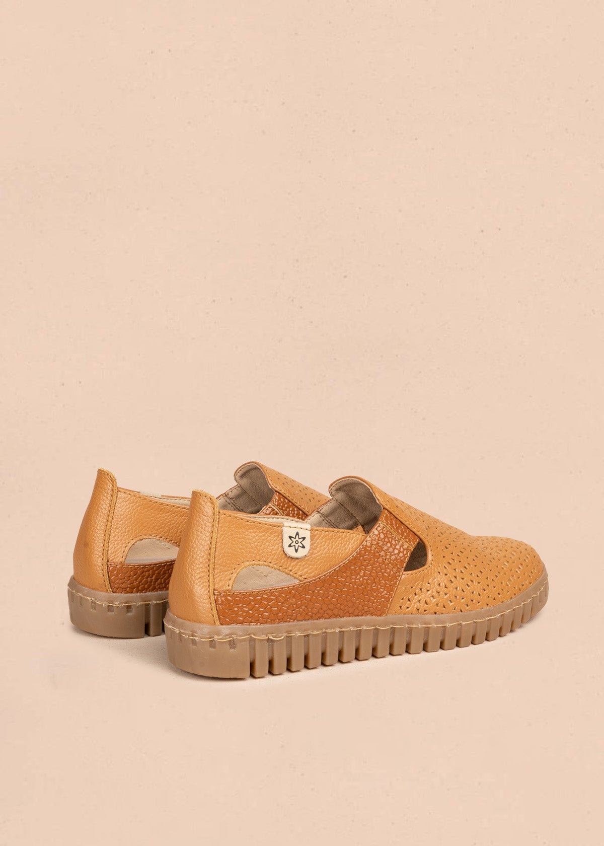 Zapatos de cuero perforado color miel con panel texturizado tipo cocodrilo 106692