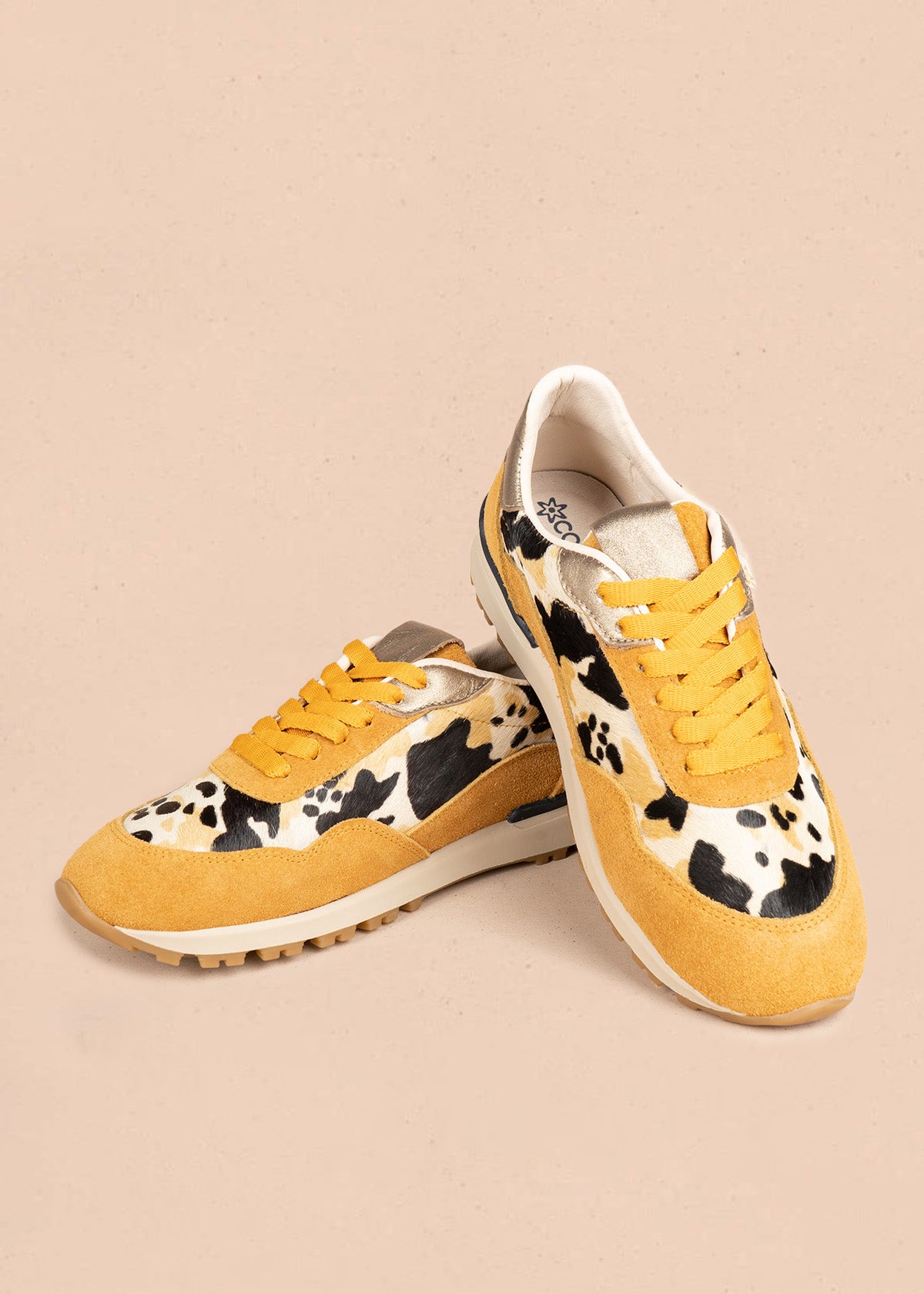 Tenis casuales en cuero color arena con diseño de vaca 106694