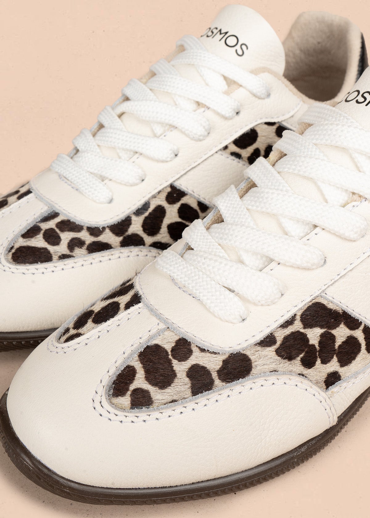 Tenis blancos con paneles de potro estampado animal print 106696