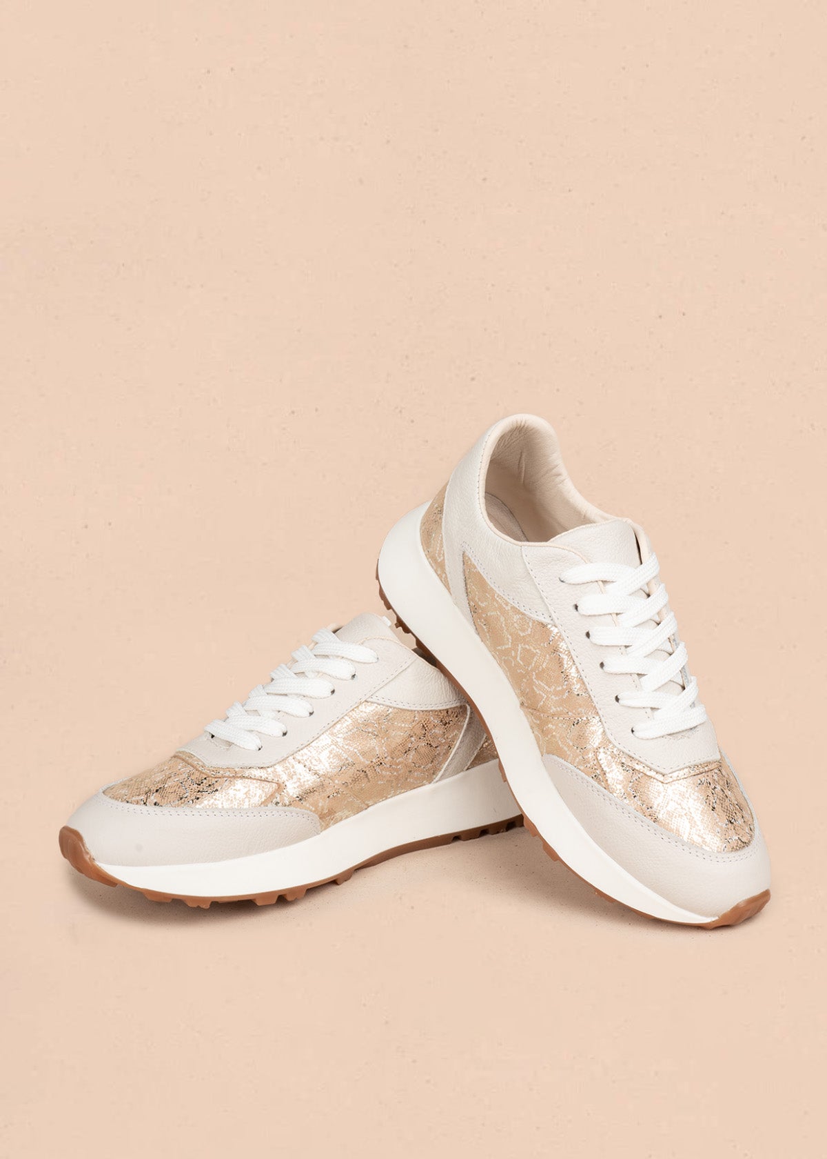 Tenis en cuero color talco con paneles metalizados 106698