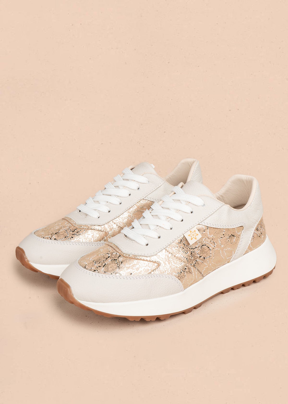 Tenis en cuero color talco con paneles metalizados 106698