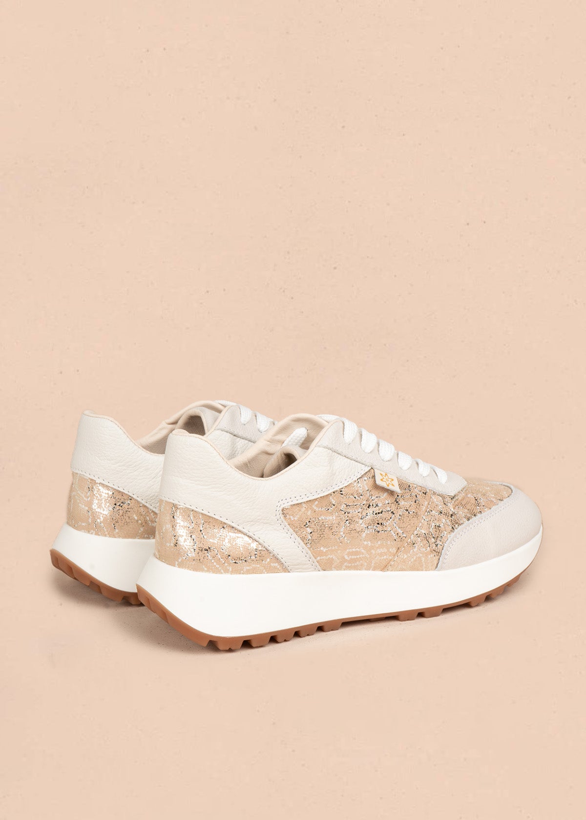 Tenis en cuero color talco con paneles metalizados 106698