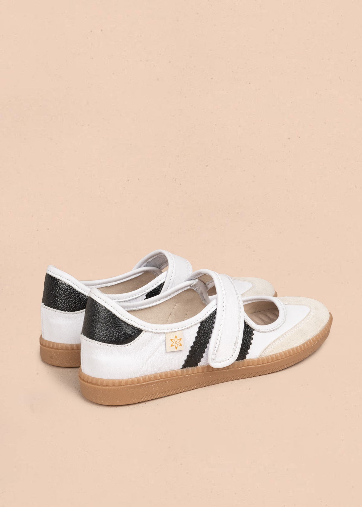 Zapatos cerrados en cuero color blanco con paneles metalizados 106699