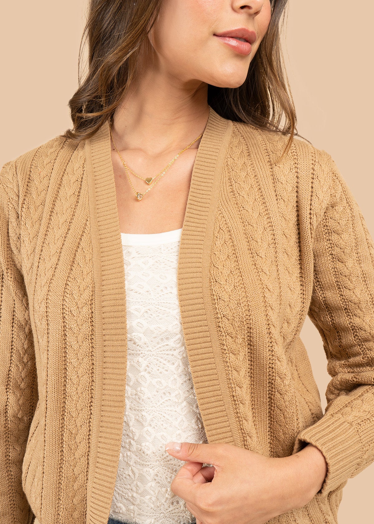 Saco tejido color camel con diseño trenzado 106752