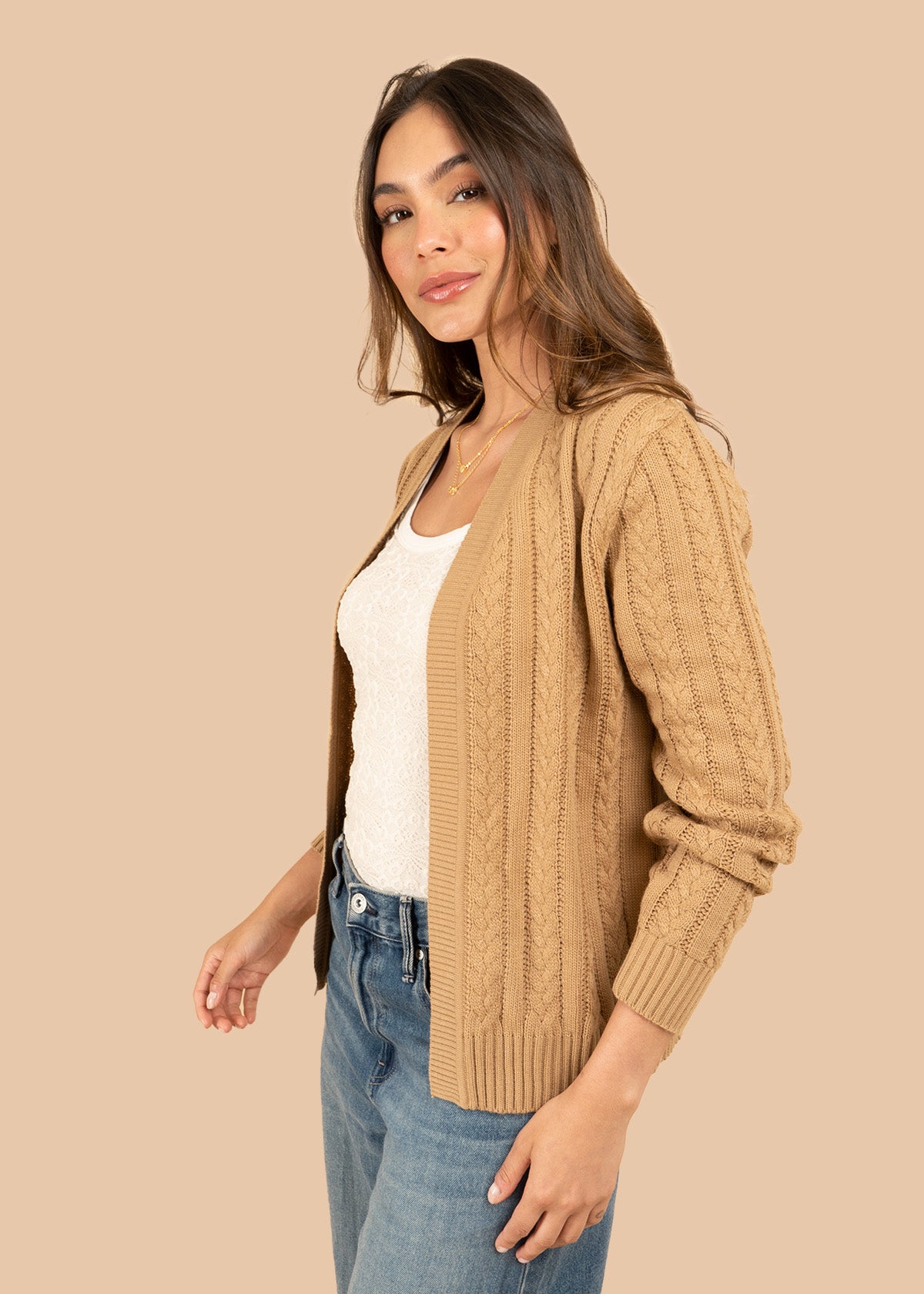 Saco tejido color camel con diseño trenzado 106752