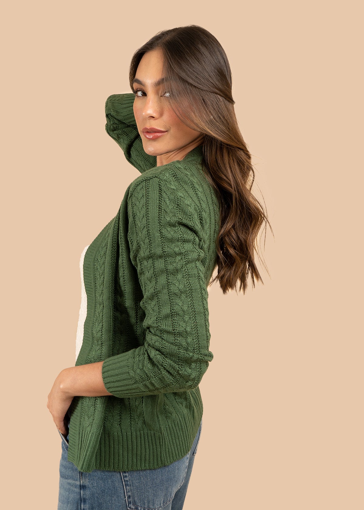 Saco tejido color verde con diseño trenzado 106752