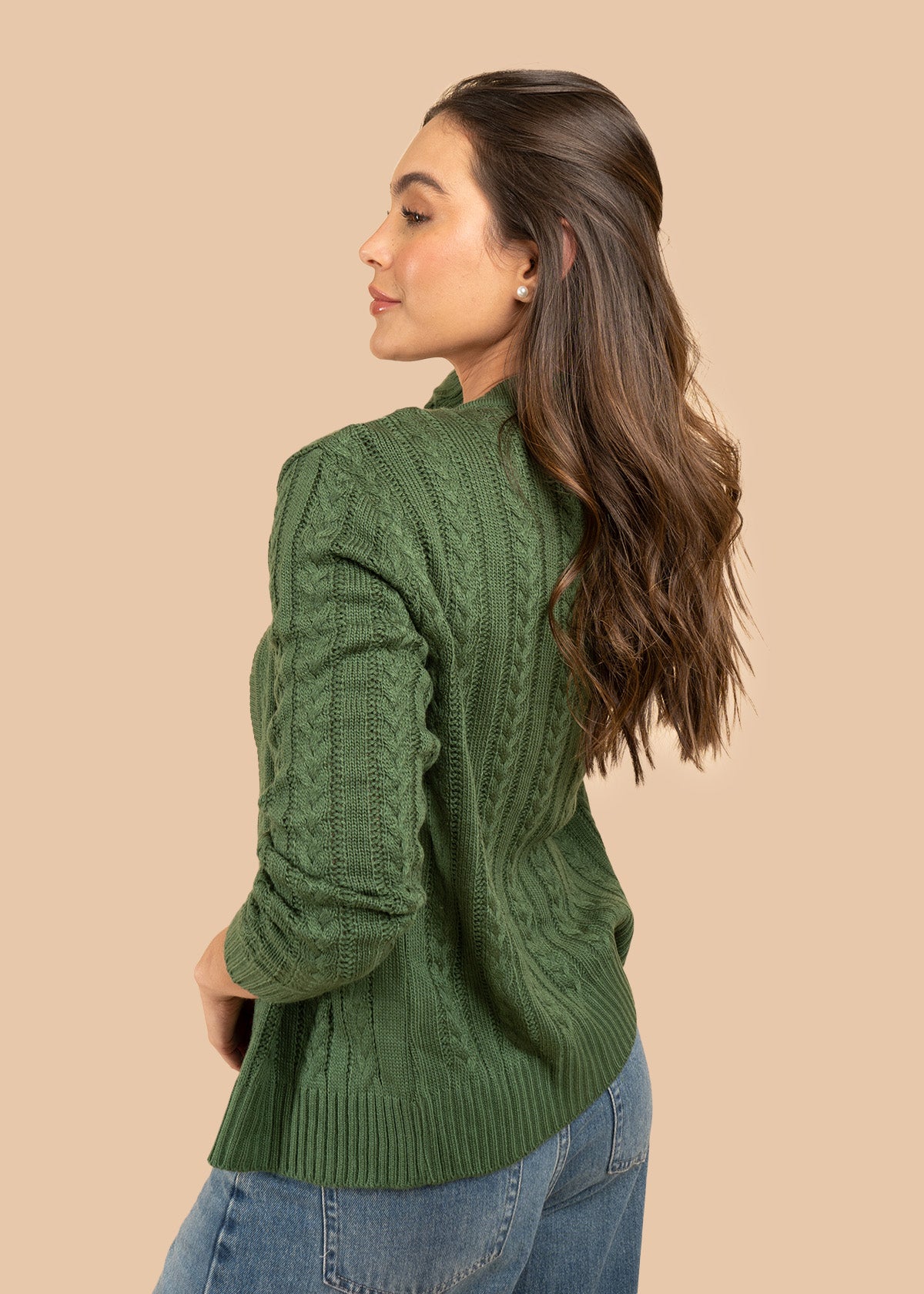 Saco tejido color verde con diseño trenzado 106752