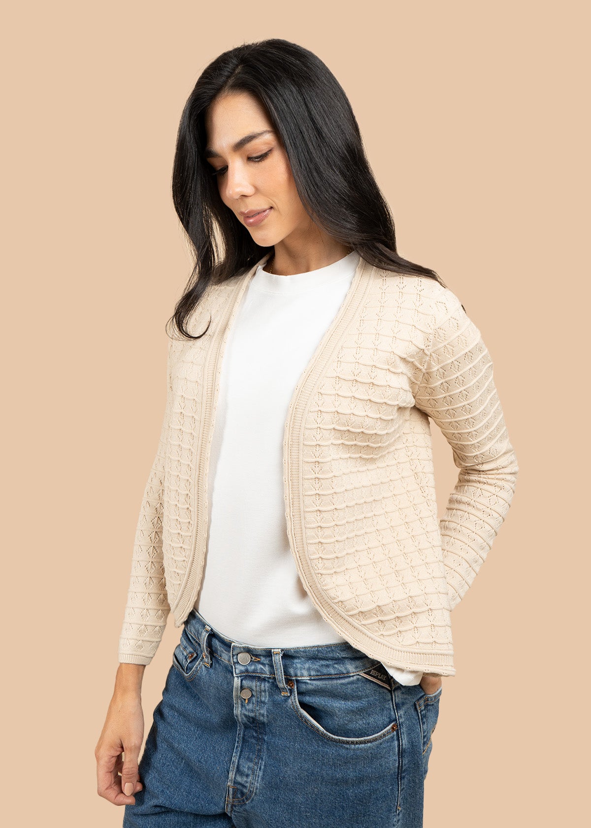 Saco color beige tejido abierto con patrón espiga 106754