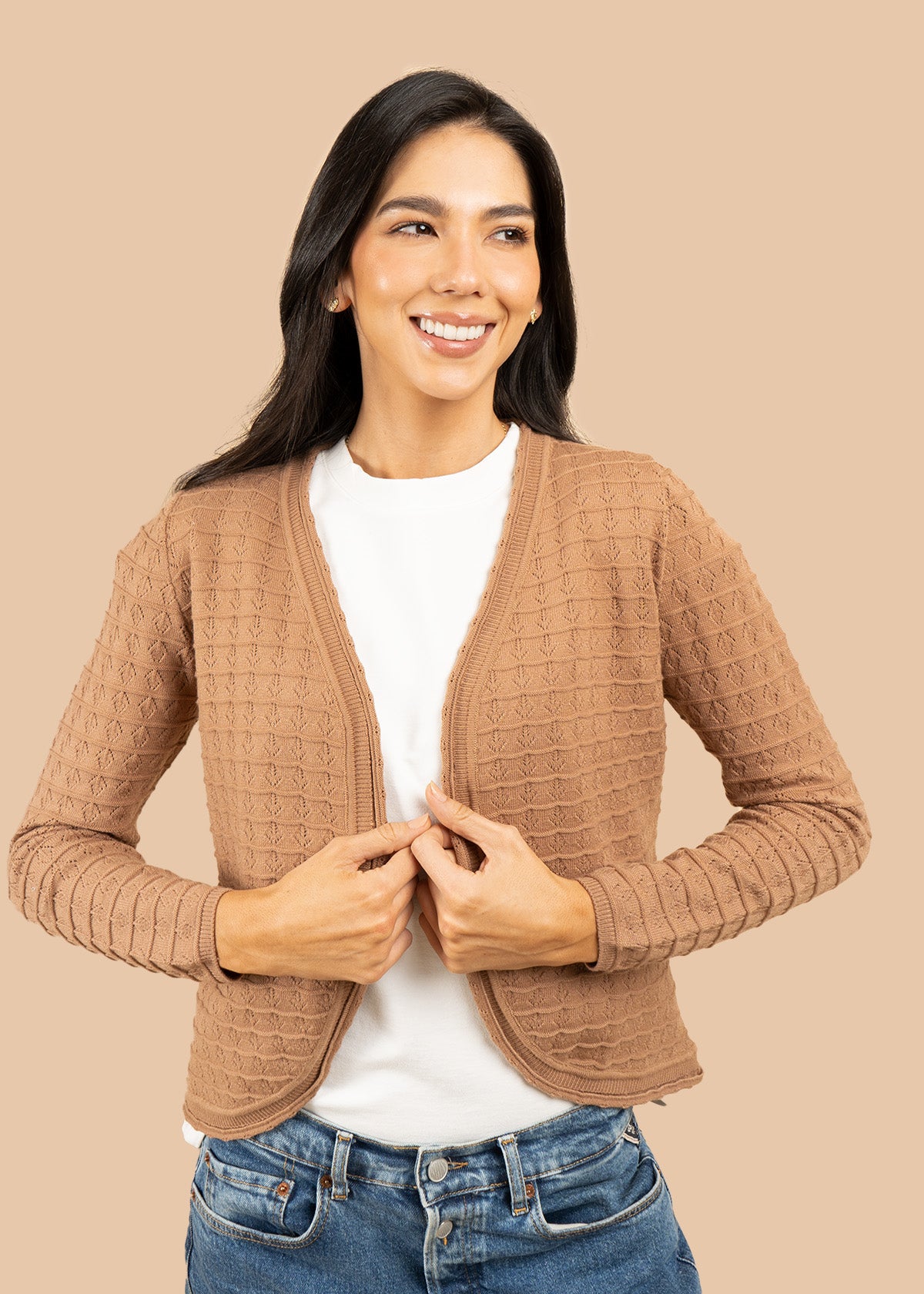Saco color camel tejido abierto con patrón espiga 106754
