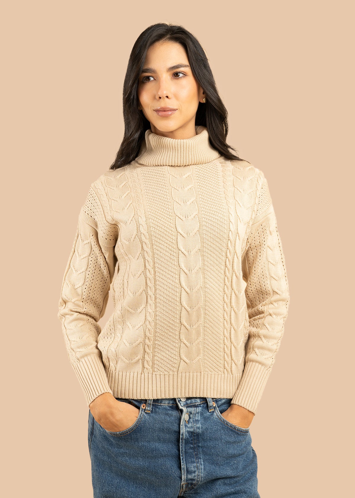 Buzo color beige con cuello tortuga y trenzado 106757