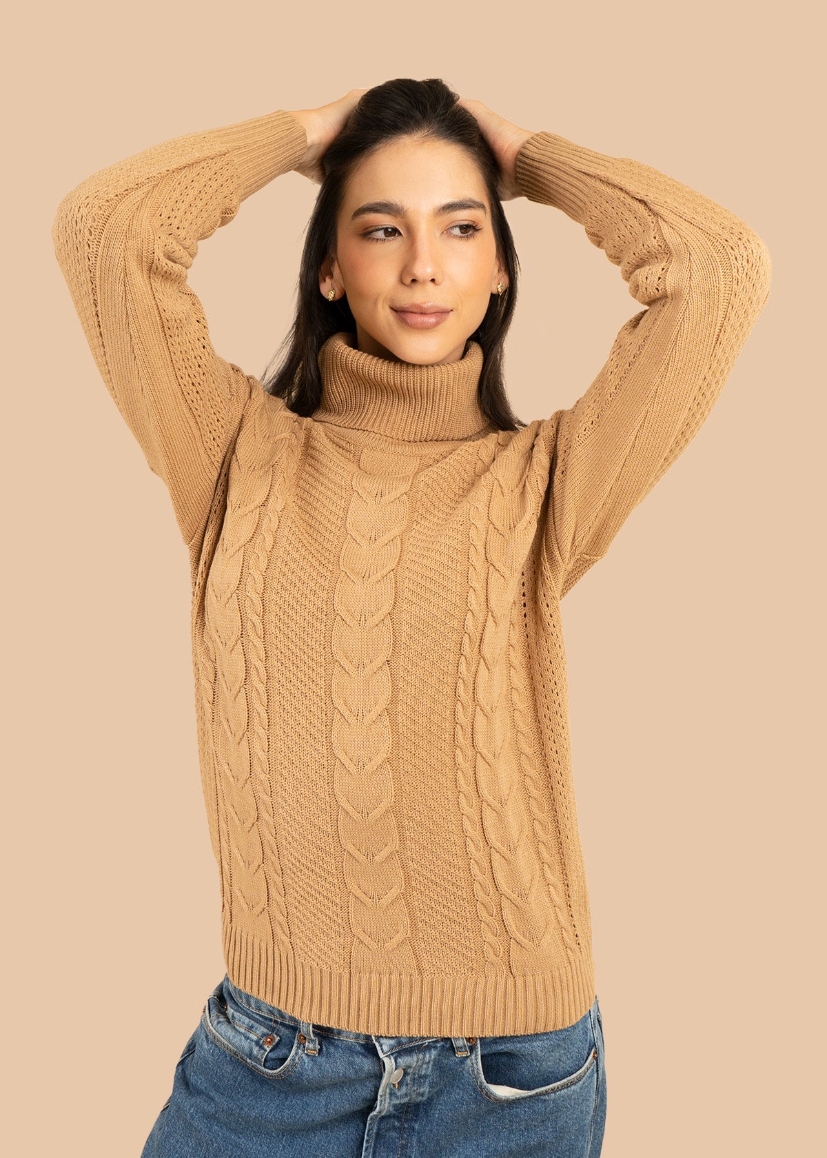 Buzo color camel con cuello tortuga y trenzado 106757