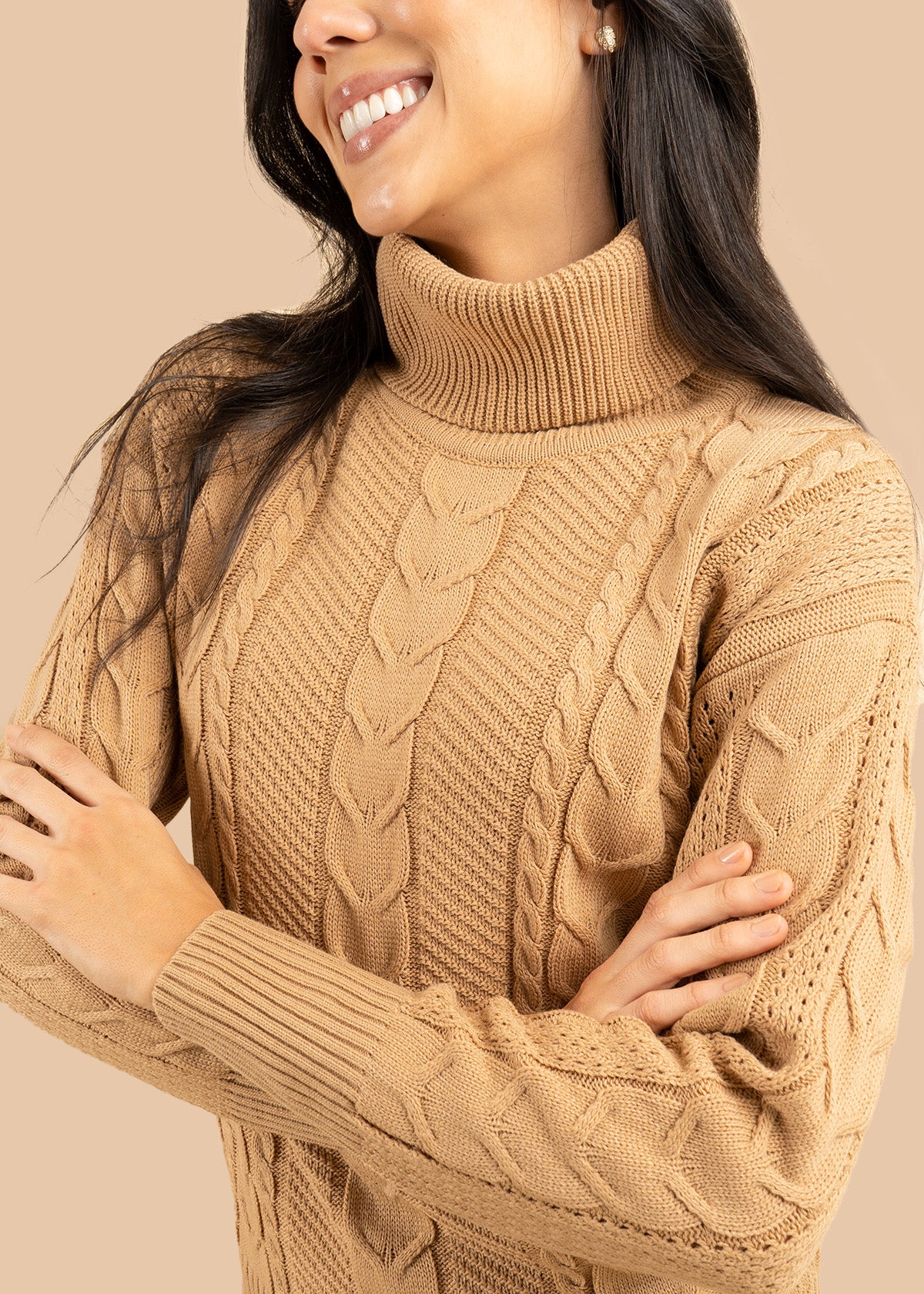 Buzo color camel con cuello tortuga y trenzado 106757