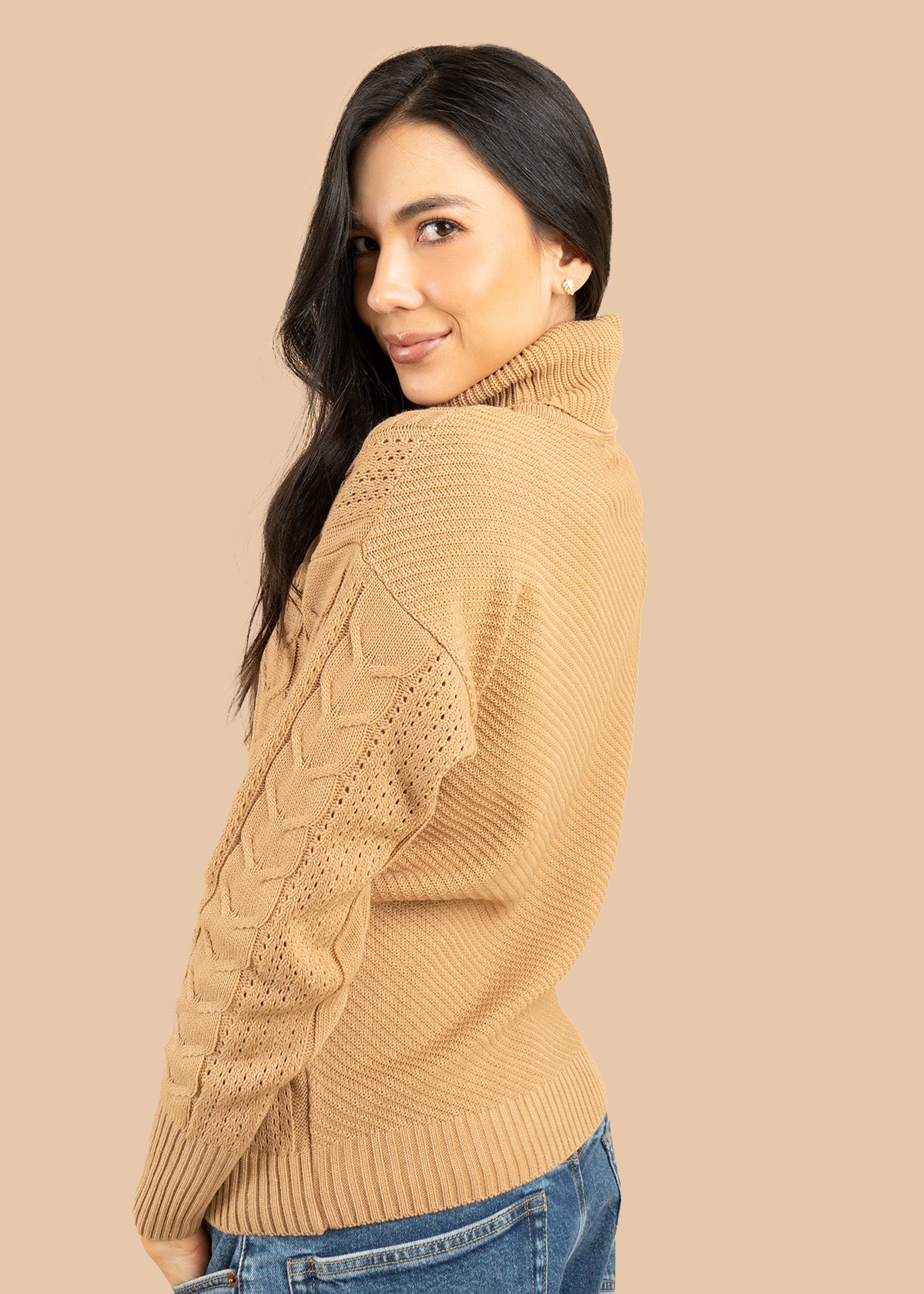 Buzo color camel con cuello tortuga y trenzado 106757
