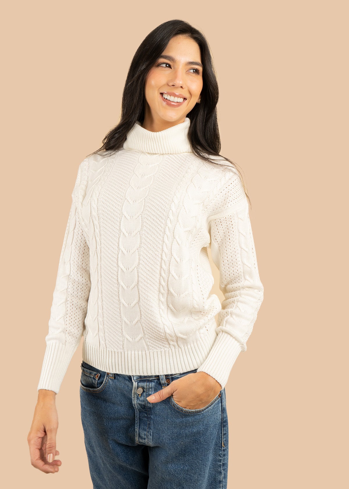 Buzo color marfil con cuello tortuga y trenzado 106757