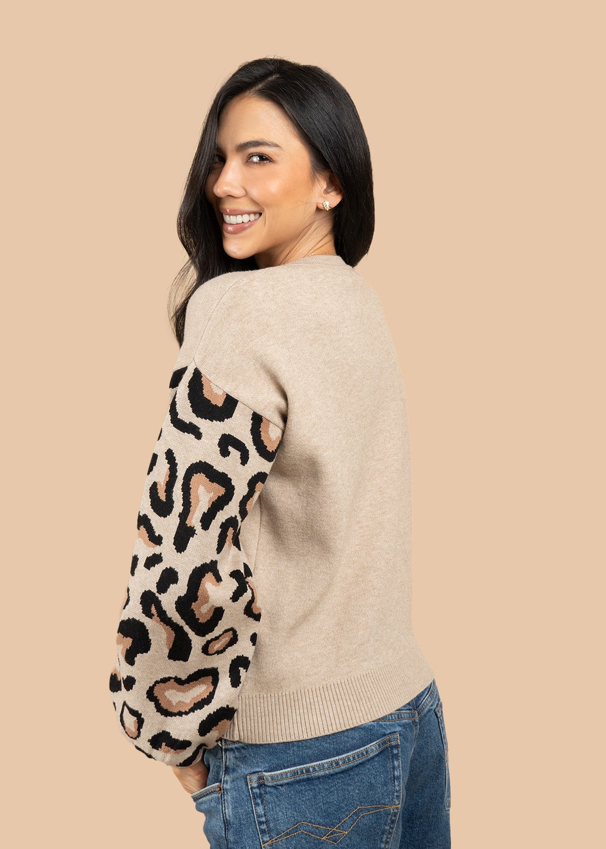 Buzo color beige con mangas animal print 106758