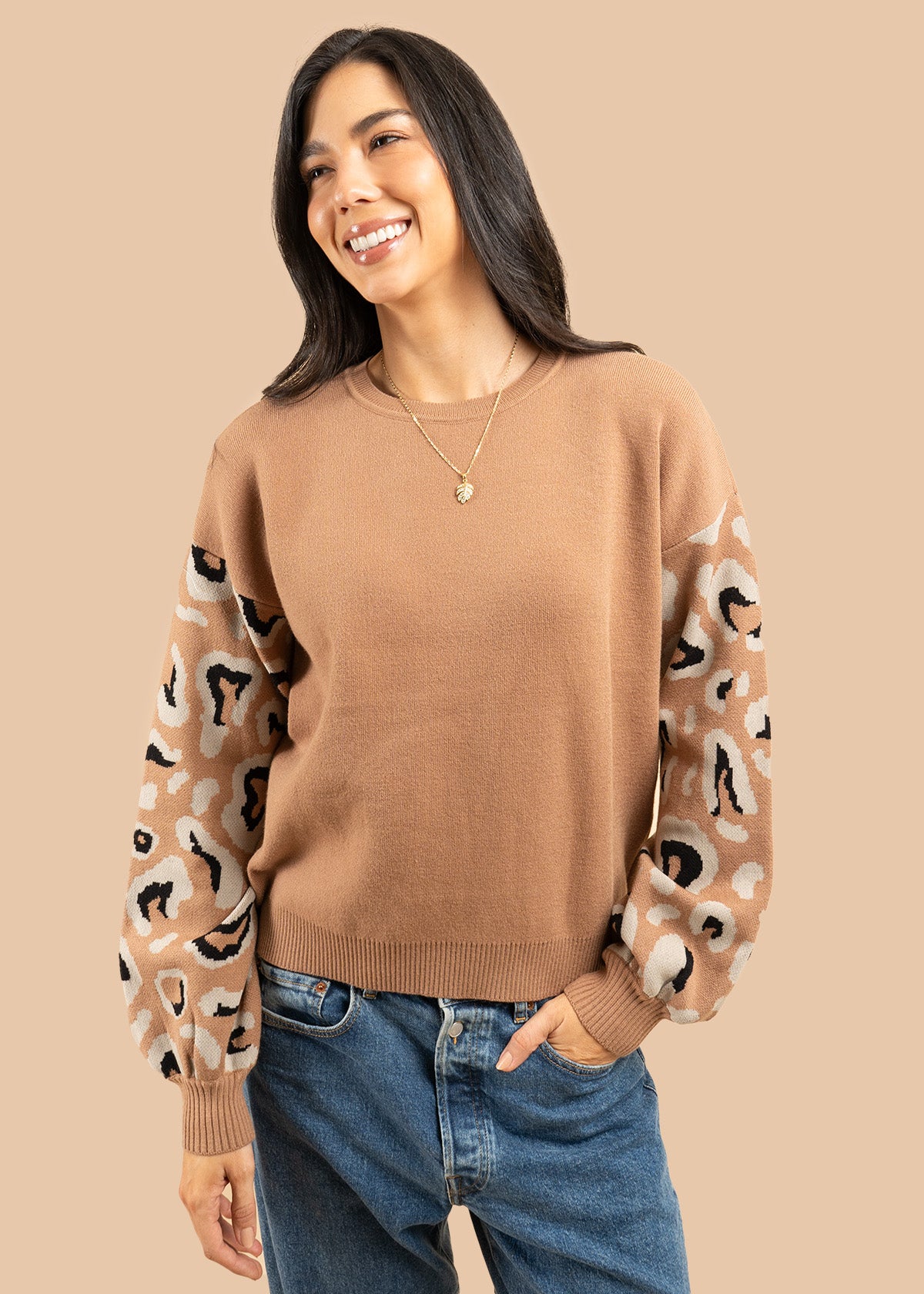Buzo color camel con mangas animal print 106758