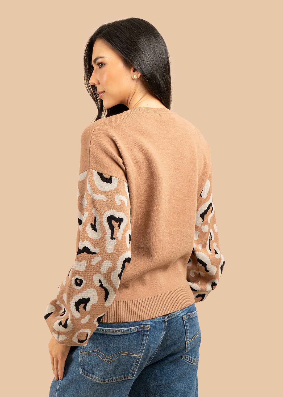 Buzo color camel con mangas animal print 106758