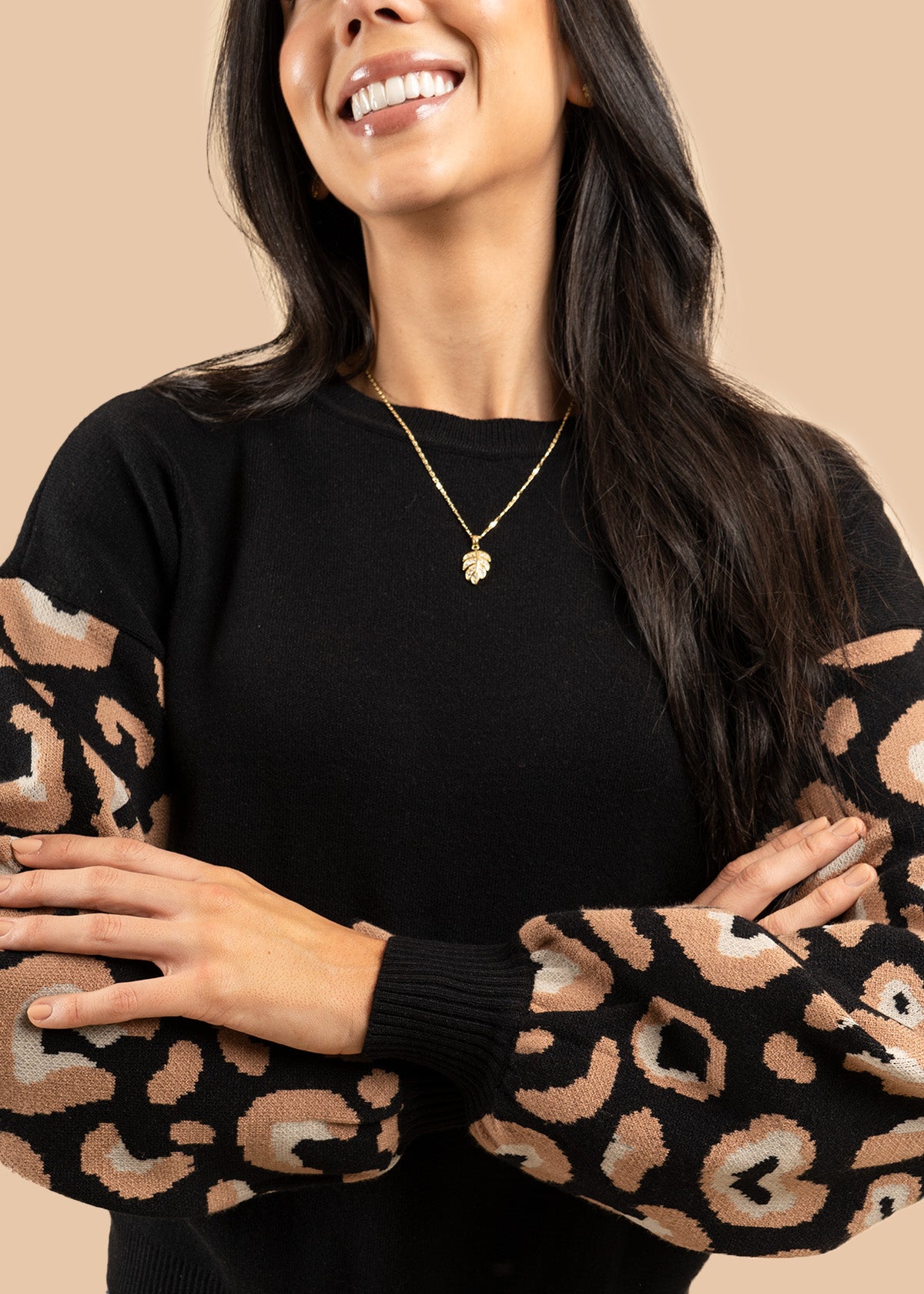 Buzo color negro con mangas animal print 106758