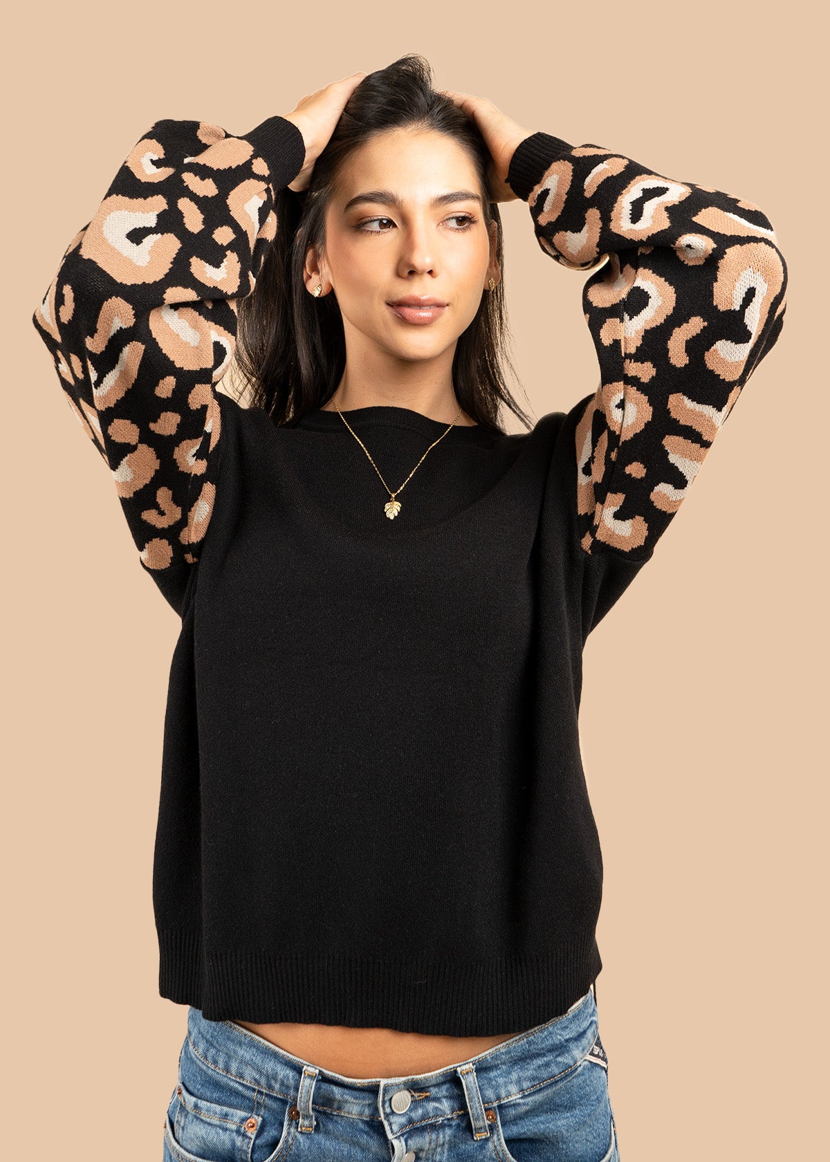 Buzo color negro con mangas animal print 106758