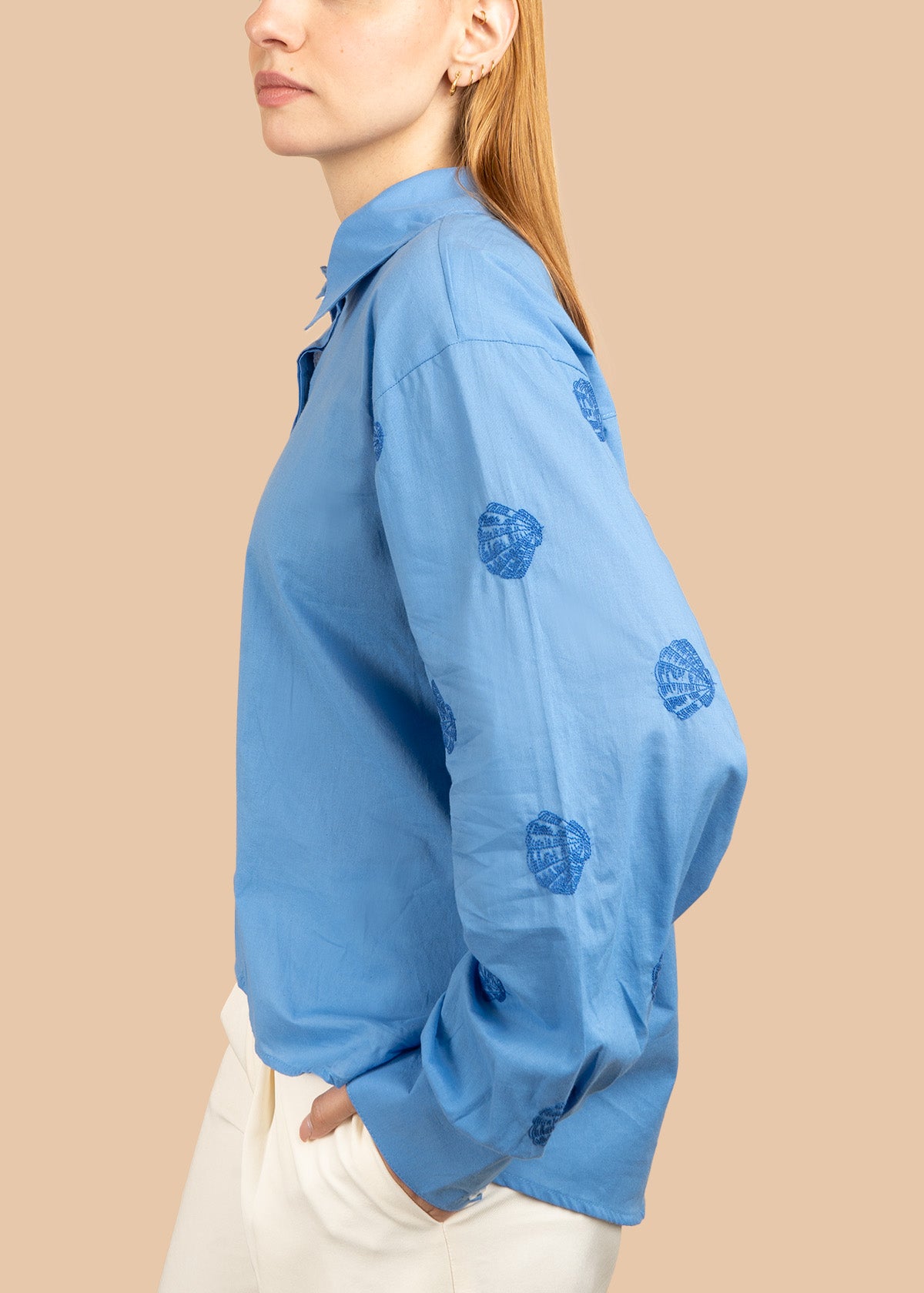 Camisa color azul con bordados en mangas 106760