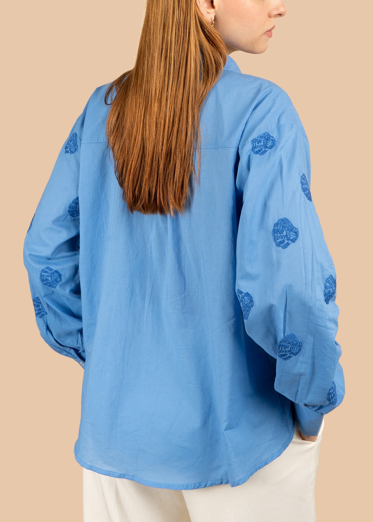 Camisa color azul con bordados en mangas 106760