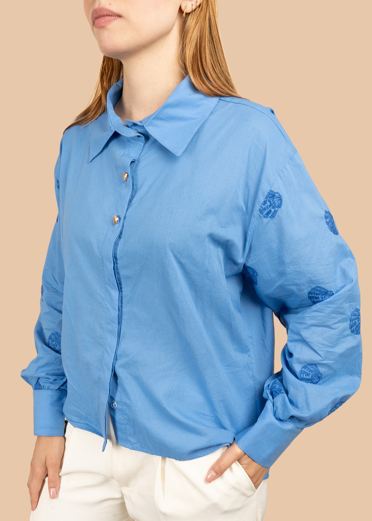 Camisa color azul con bordados en mangas 106760