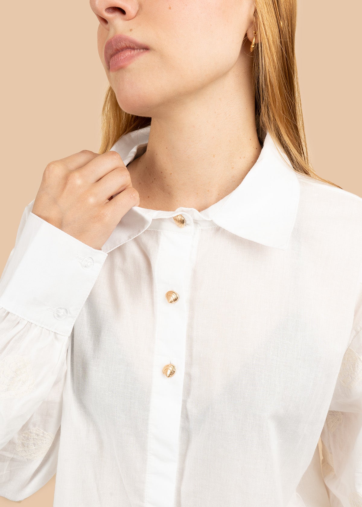 Camisa color beige con bordados en mangas 106760