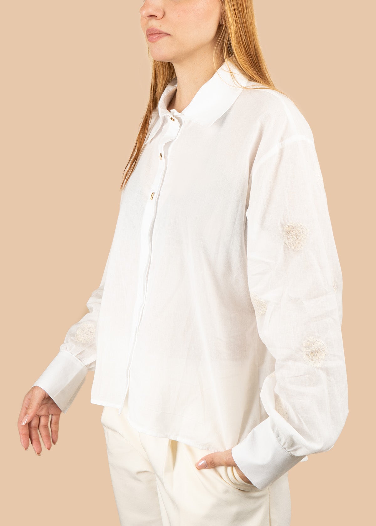 Camisa color beige con bordados en mangas 106760