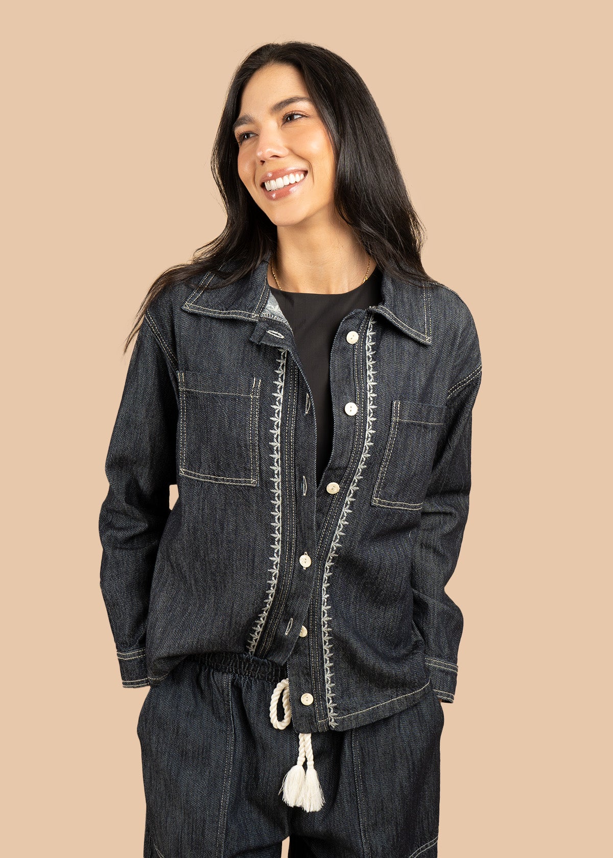 Chaqueta color azul con acabados de costura visible 106762